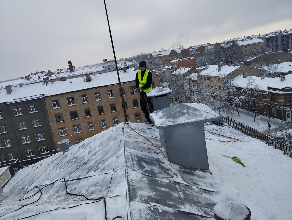 Sniega tīrīšana no daudzdzīvokļu mājas jumta – Pienākumi, izmaksas un risinājumi