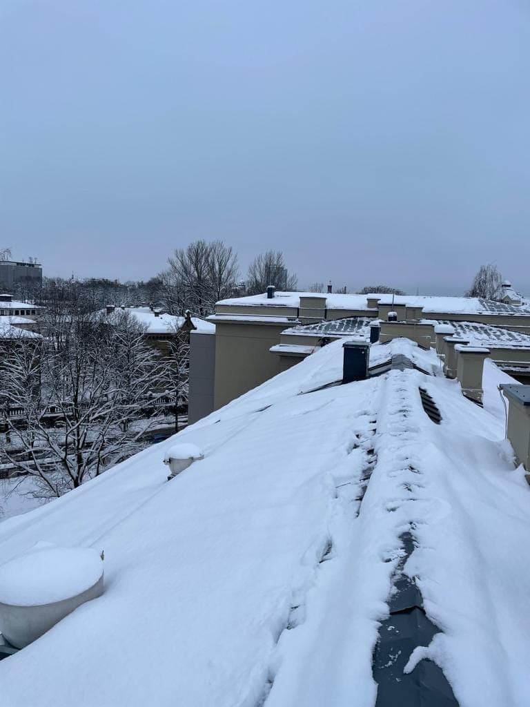 Kā izvēlēties sniega tīrīšanas pakalpojumu sniedzēju Rīgā – 7 svarīgākie kritēriji