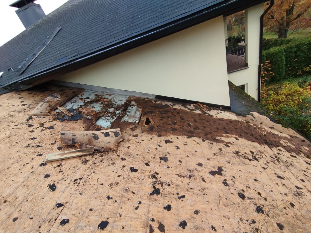 Kad jāmaina jumta segums? Pazīmes, ka jūsu jumts ir novecojis