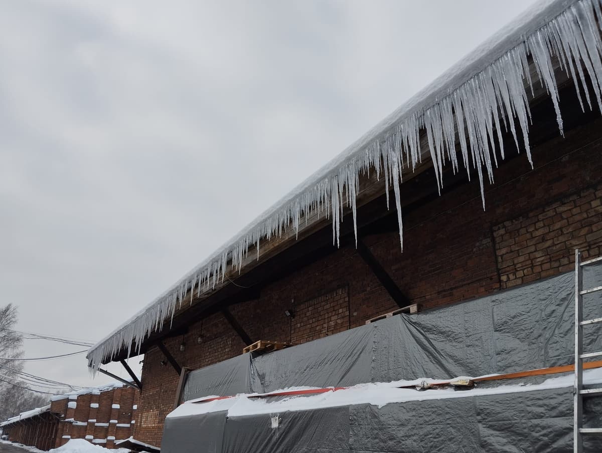 Lāsteku tīrīšana un jumta tīrīšana no ledus – Kāpēc tas ir bīstami un kā rīkoties?