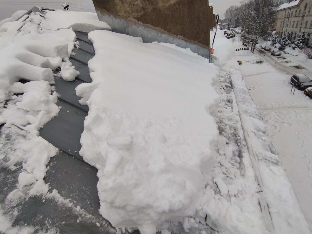 Sniega slogs uz jumta: Kad tas ir bīstami un kad jāzvana profesionāļiem?