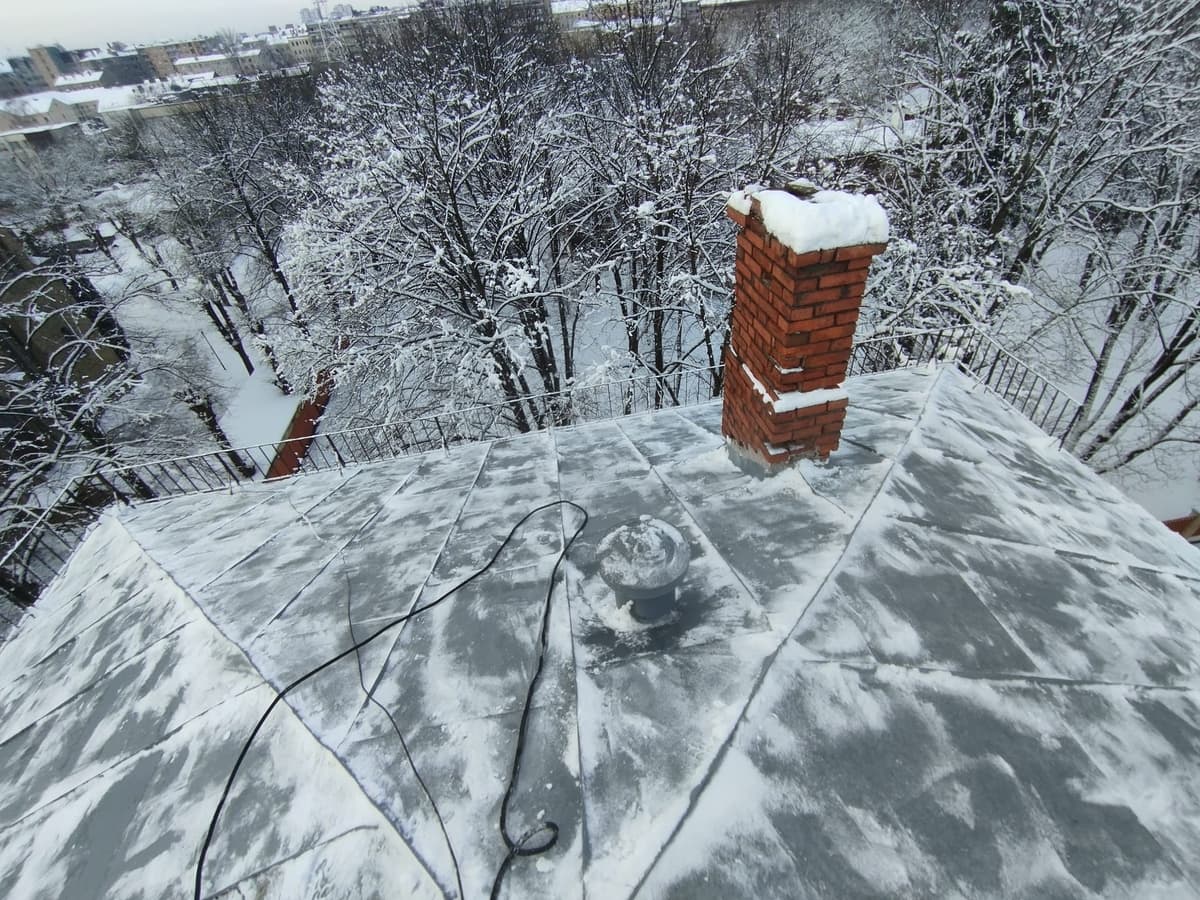 STEIDZAMI: Sniega tīrīšana no jumta Rīgā 2026 – Oficiāls brīdinājums un soda nauda līdz 1400 EUR